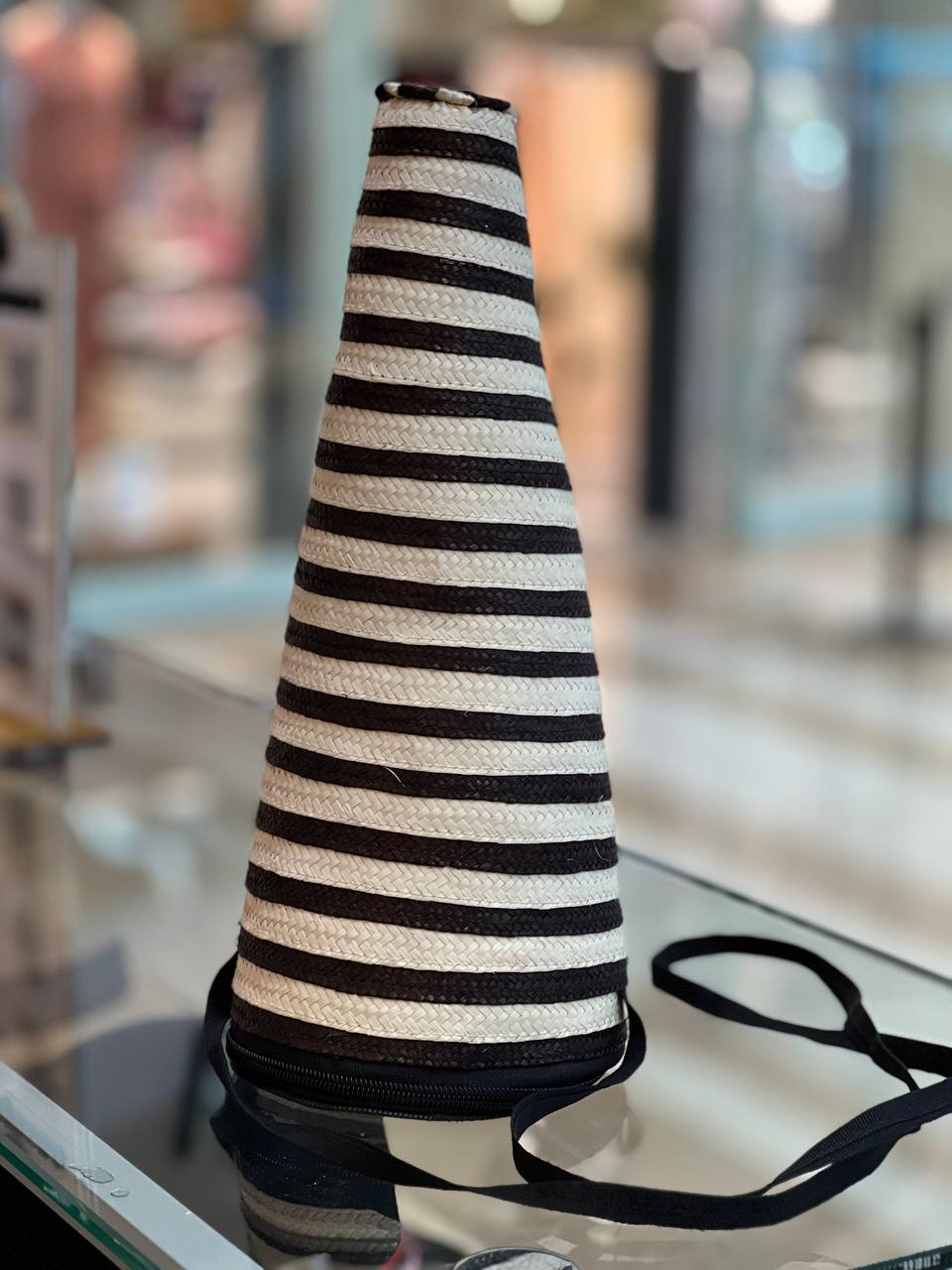 Conical-shaped case, designed with the same material used to weave the vueltiado hat.